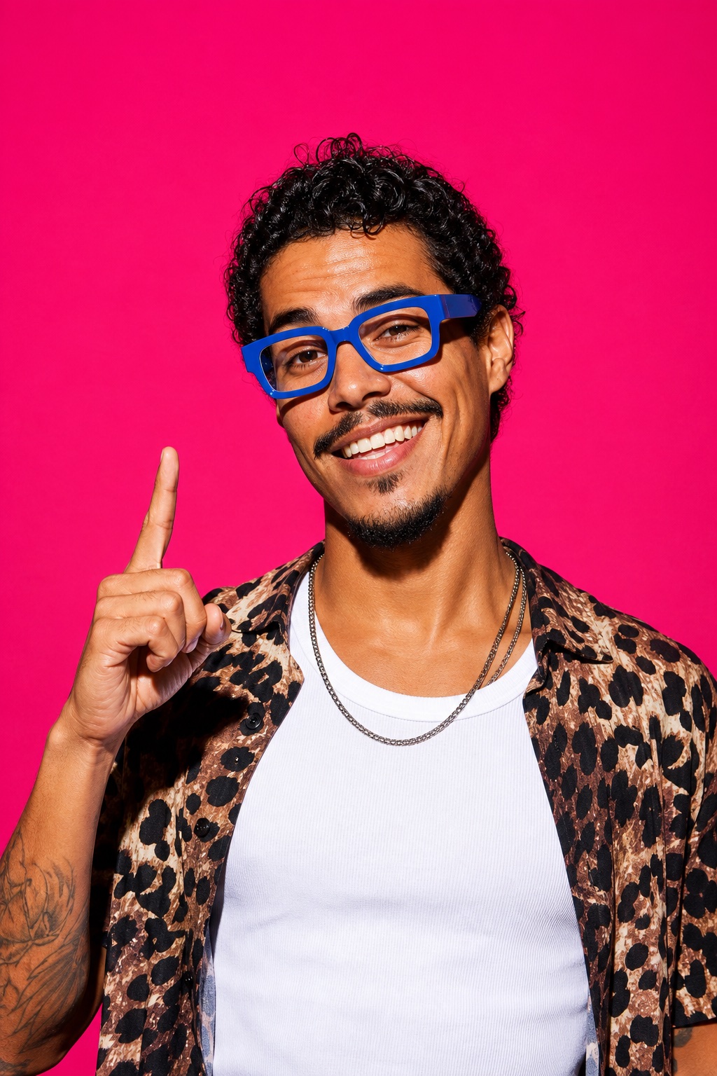 Lächelnde Person mit blauer Brille